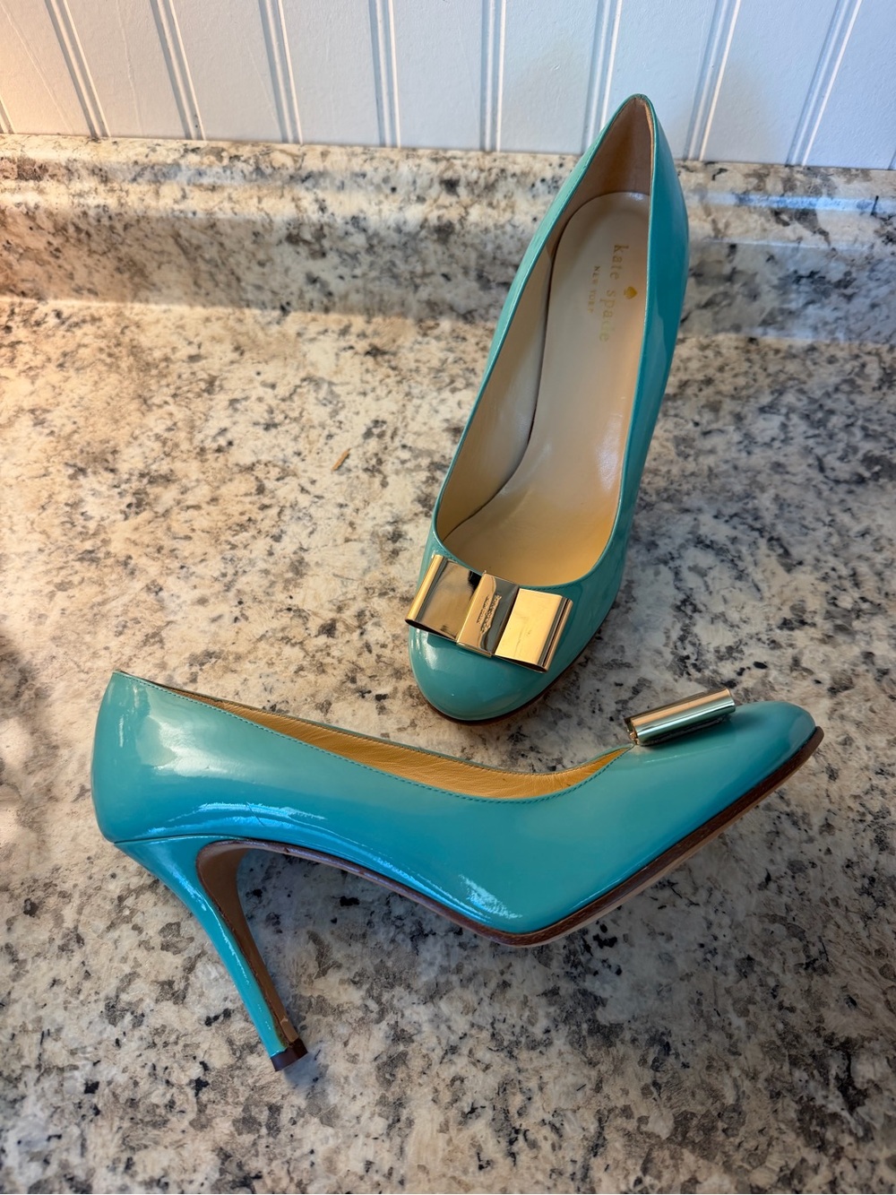 kate spade ♠️ Karolina Sea foam Patent Leather Pumps Gold Bow Accent Italy 🇮🇹 - Picture 4 of 10